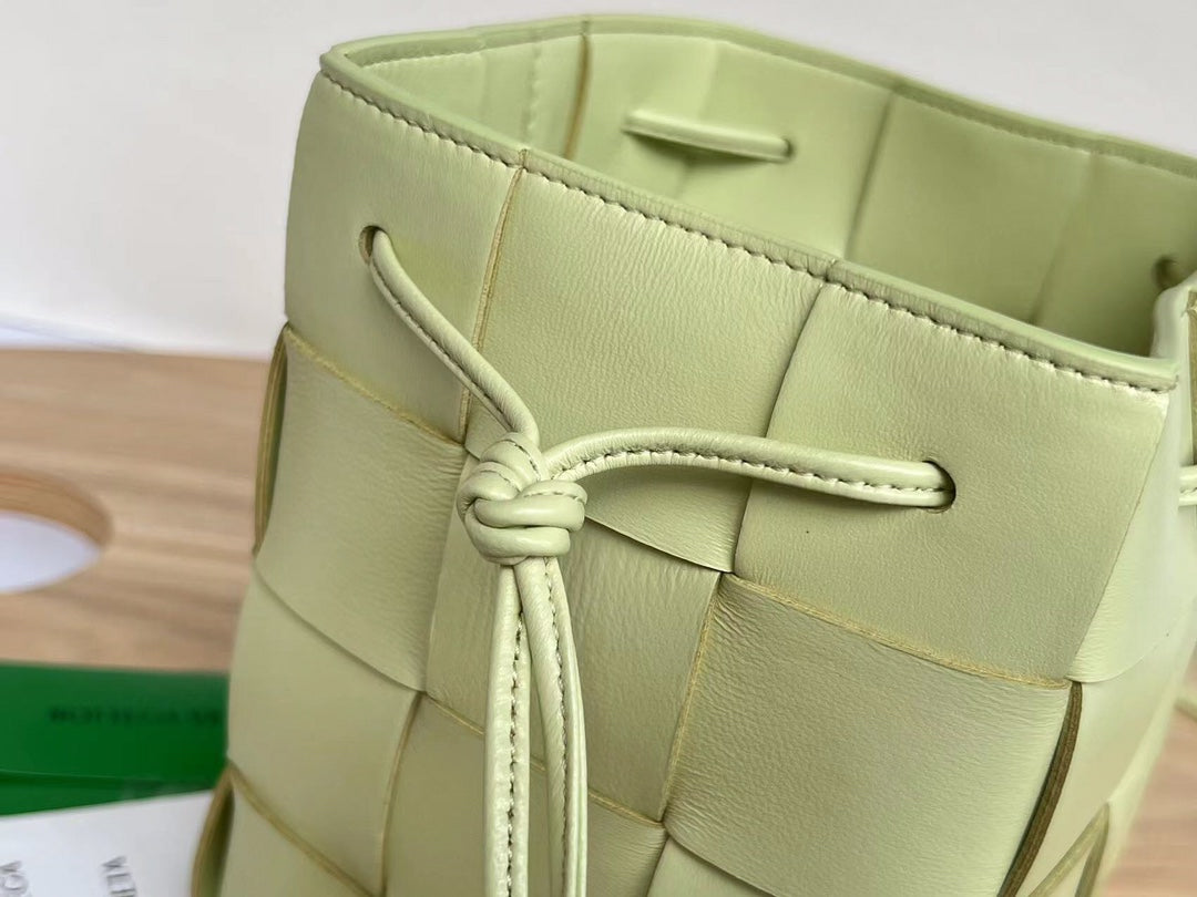 SMALL CASSETTE BUCKET 18 IN PASTEL YELLOW CALFSKIN