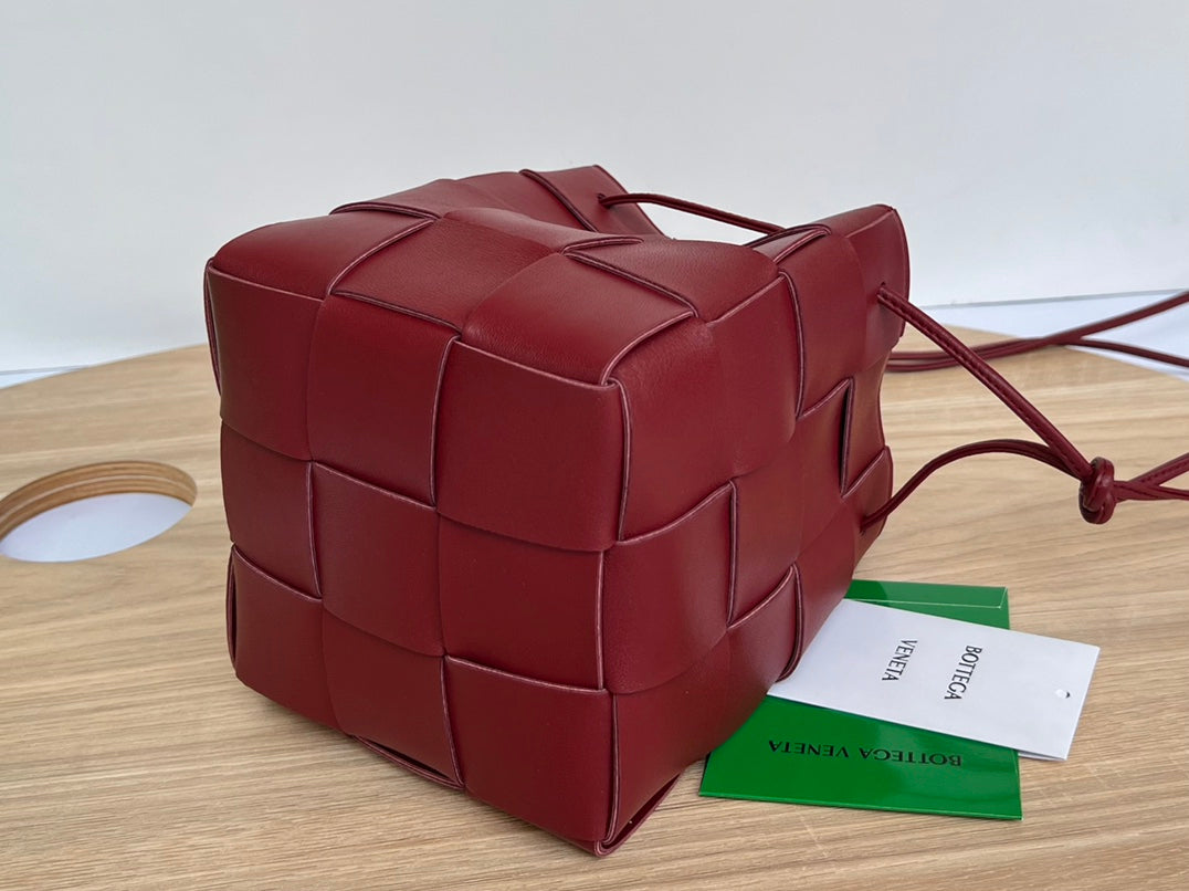 SMALL CASSETTE BUCKET 18 IN BURGUNDY RED CALFSKIN