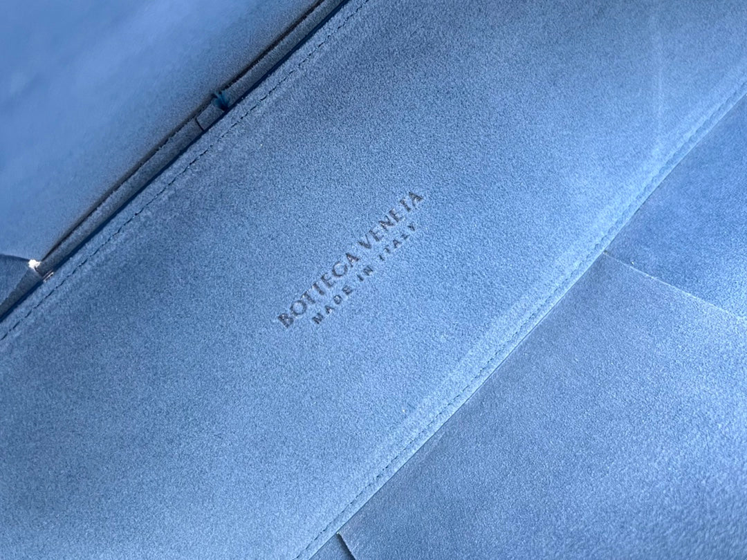 SMALL ARCO TOTE 30 IN AEGEAN BLUE CALFSKIN