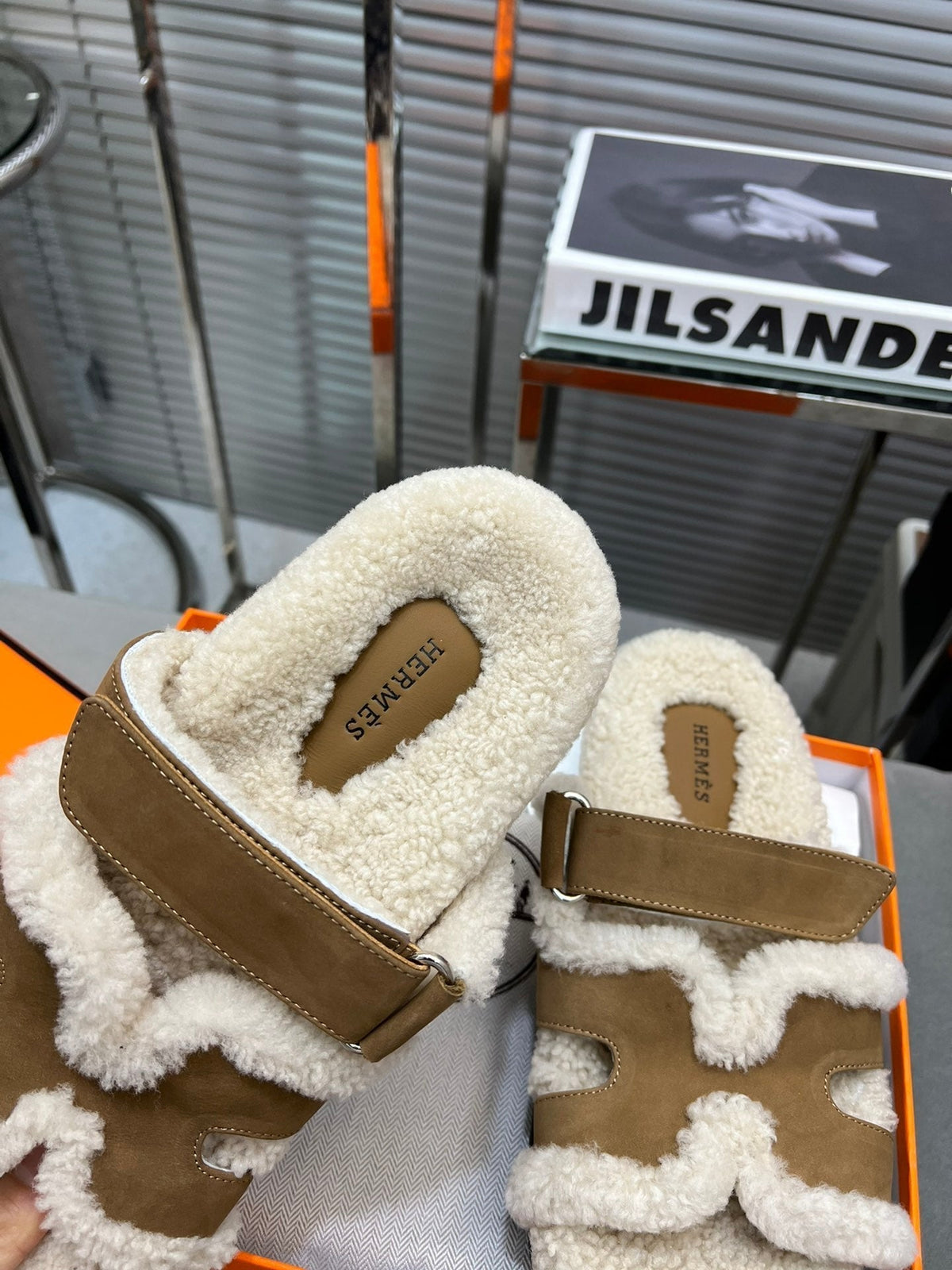 CHYPRE SLIPPERS IN BEIGE LAMB WOOL AND LIGHT FRENCH BEIGE SUEDE