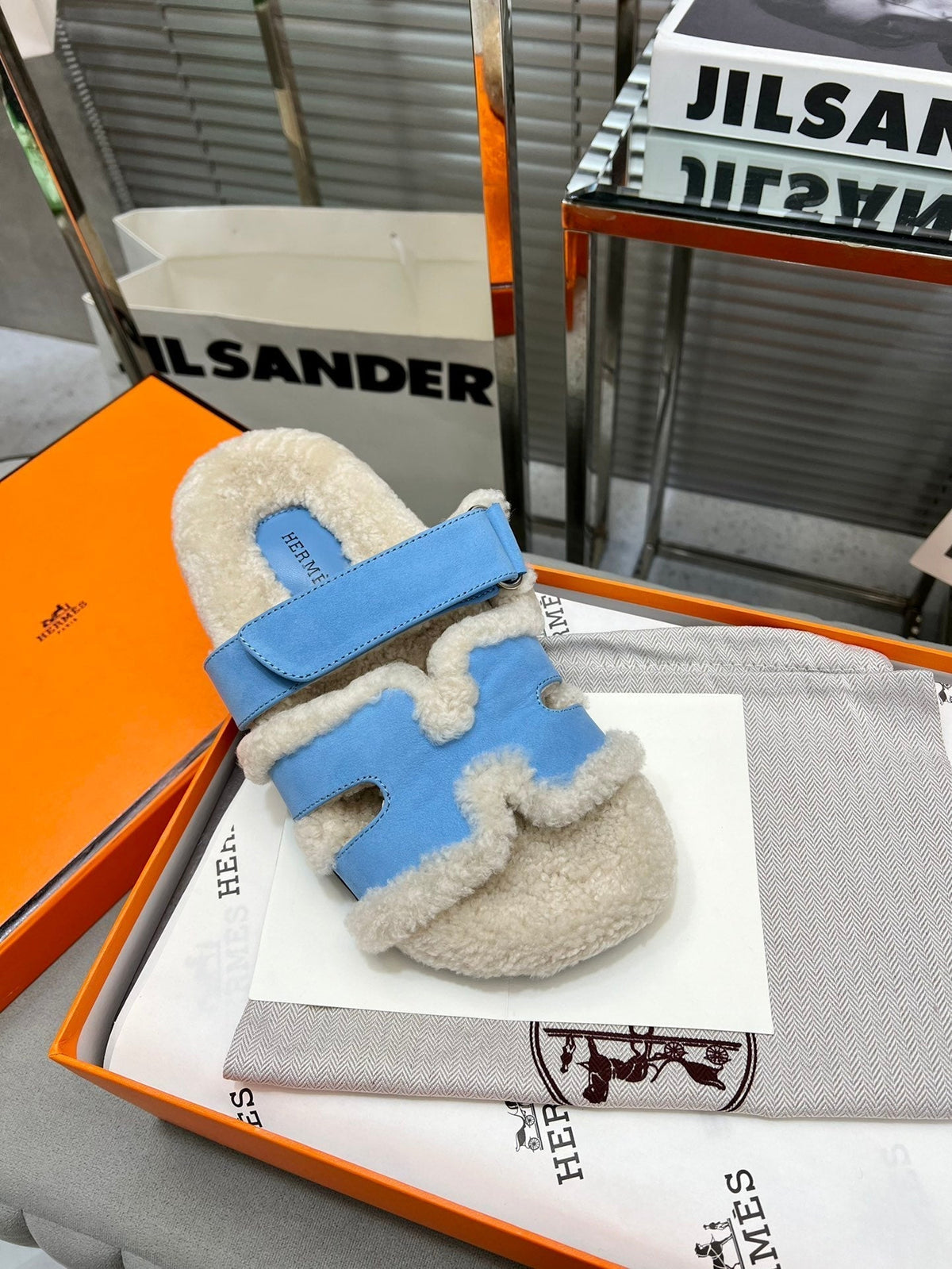 CHYPRE SLIPPERS IN BEIGE LAMB WOOL AND OCEAN BLUE SUEDE