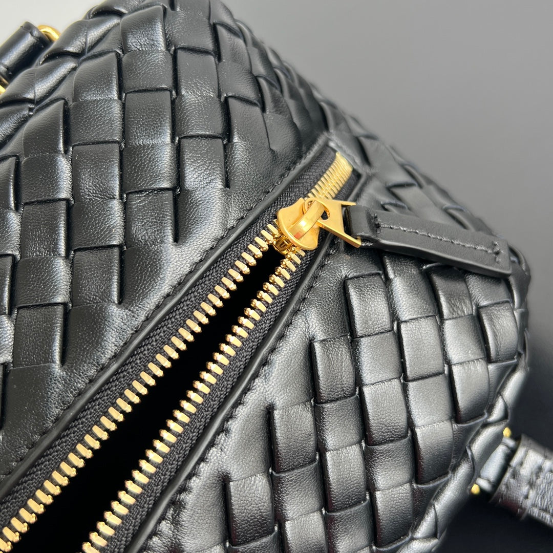SHOULDER BAG 37 IN BLACK LAMBSKIN