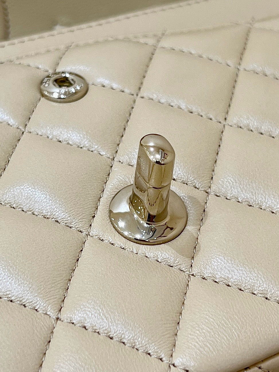 FLAP BAG 25 IN BEIGE LAMBSKIN GOLD HARDWARE