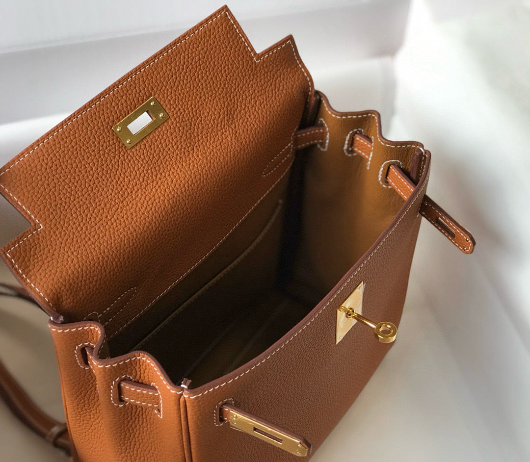 KELLY ADO 22 TOGO BACKPACK IN BROWN CALFSKIN GOLD HARDWARE