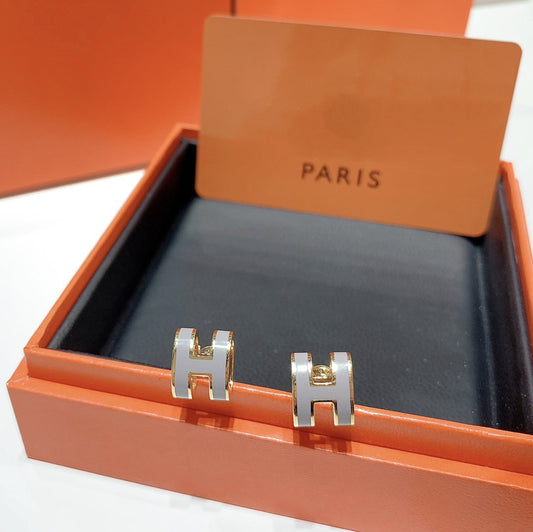GOLD LACQUERED MINI POP H EARRINGS WHITE