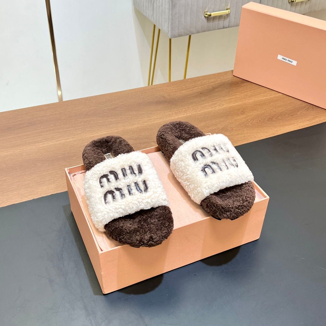 WOOL SLIPPER WHITE AND CHOCOLATE
