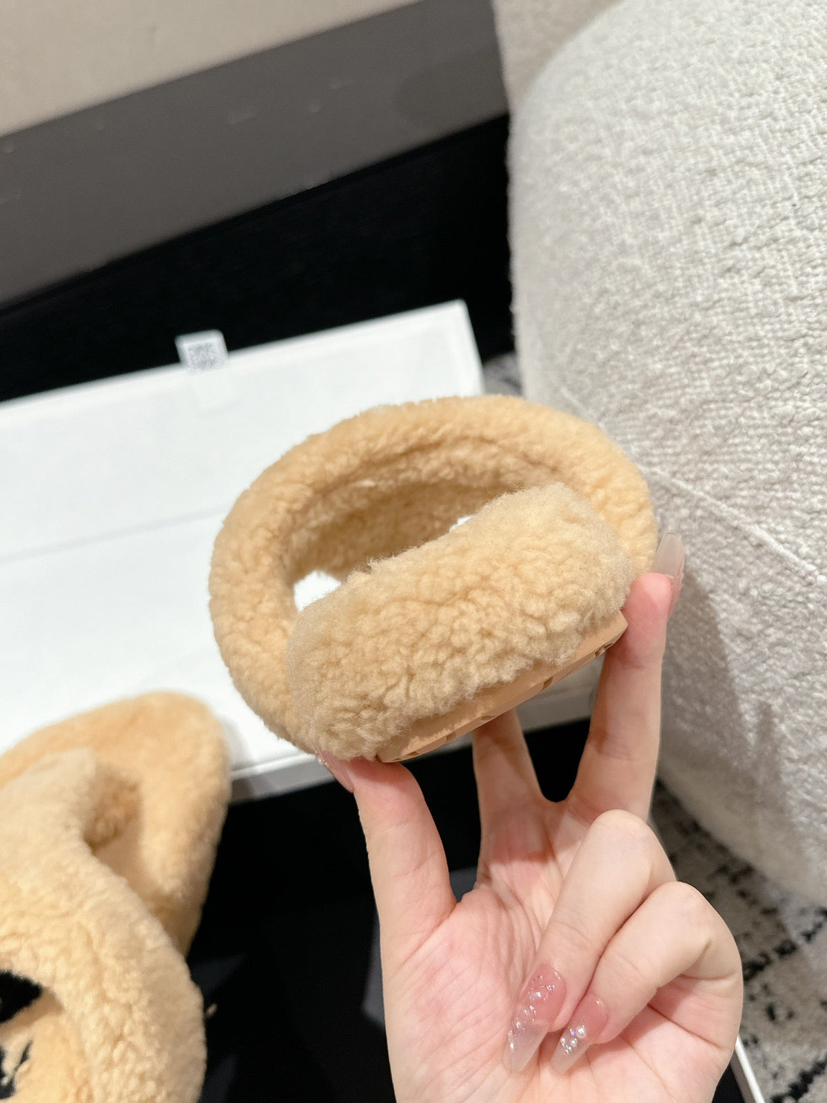 LW SHEARLING THONG SLIPPER IN PASTEL YELLOW