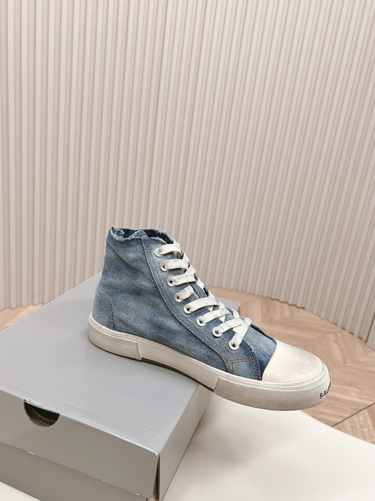 HIGH-TOP SNEAKERS IN BLUE DENIM LOGO PRINT