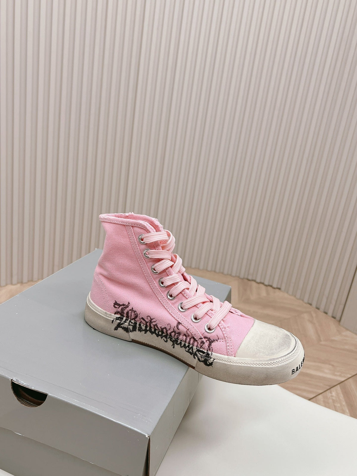 HIGH-TOP SNEAKERS GRAFFITI IN PINK CANVAS