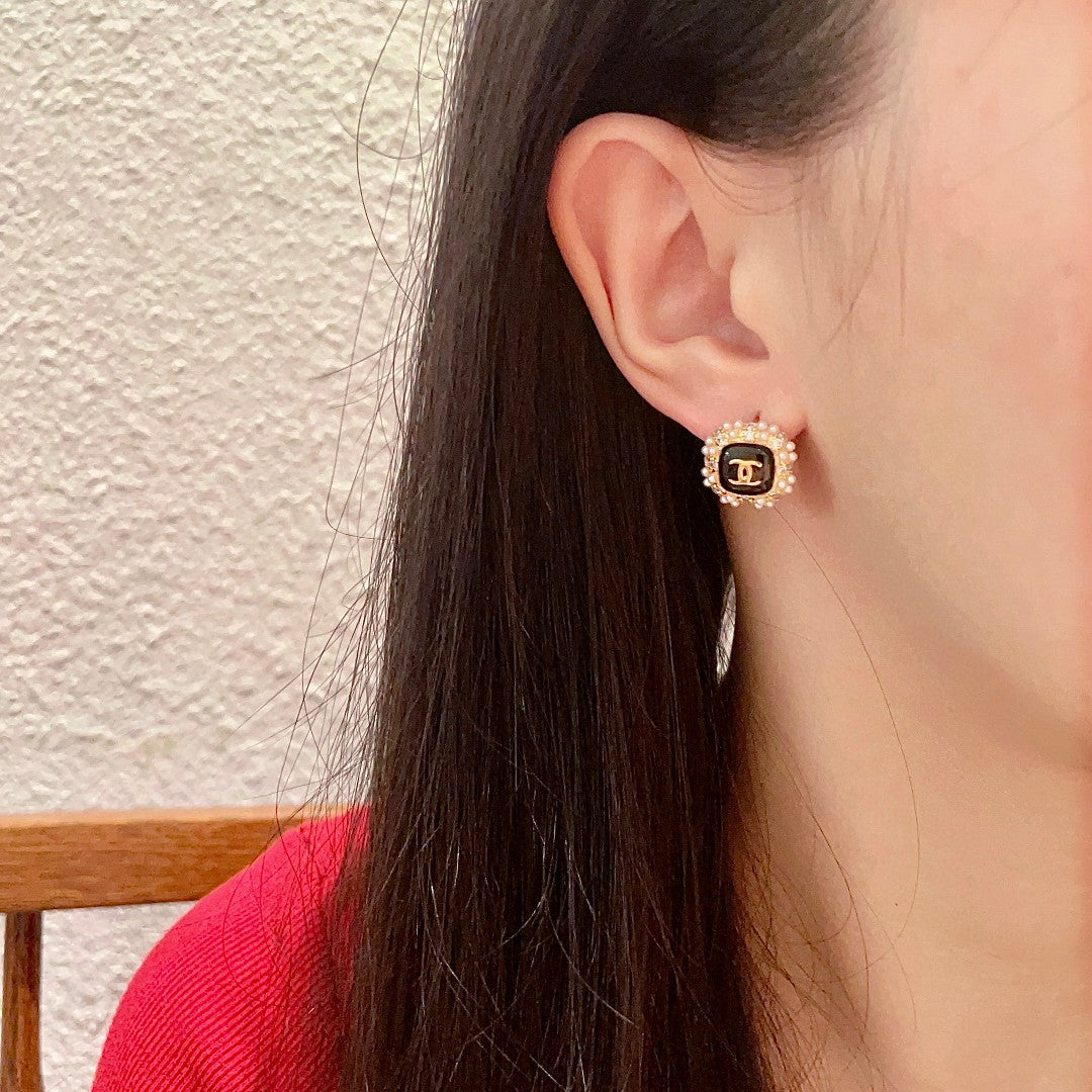 STUD EARRINGS SQUARE DOUBLE C IN GOLD METAL WHITE PEARL BLACK ENAMEL