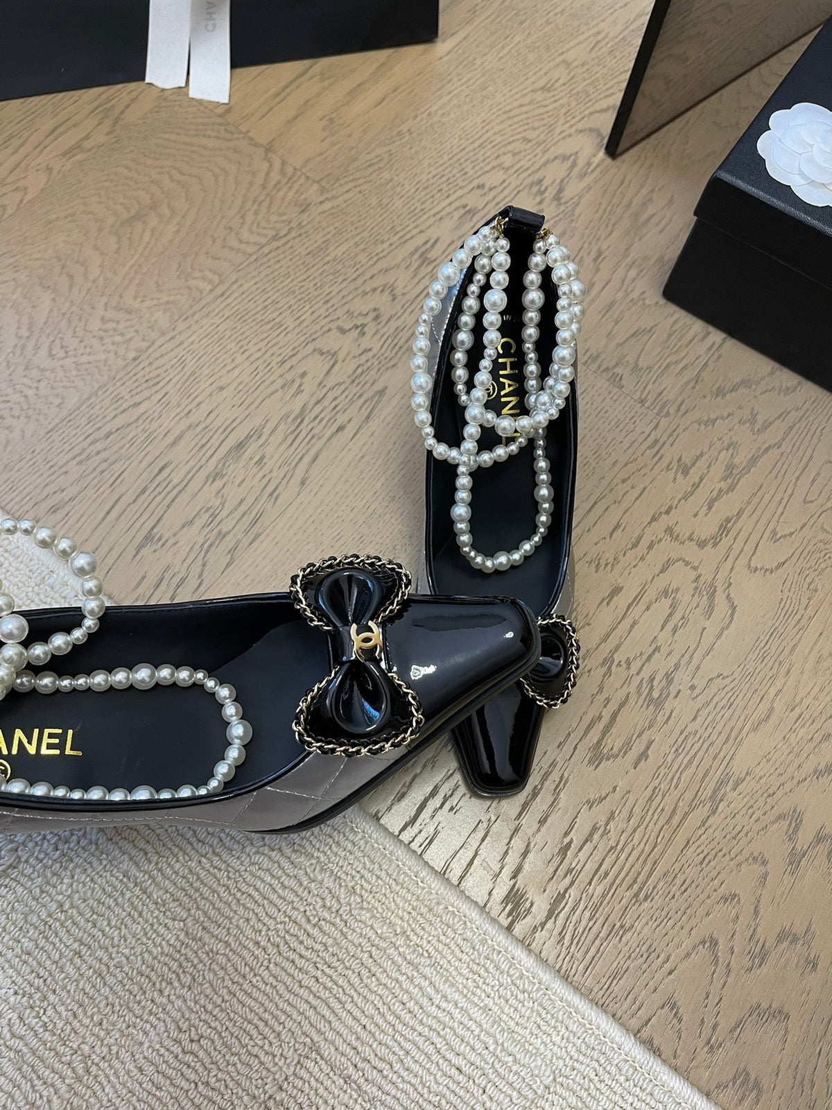 HIGH HEEL 8 CM IN SILVER MIX BLACK CALFSKIN WITH PEARL CHAIN