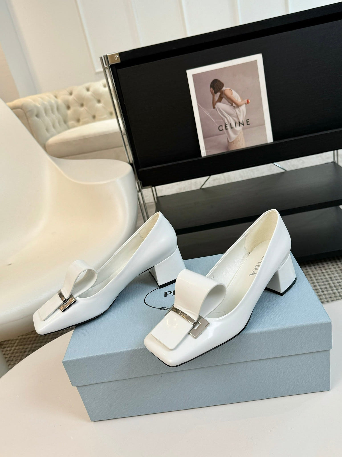 SQUARE TOE PUMPS IN WHITE GLOSSY CALFSKIN ATTACHED BOW