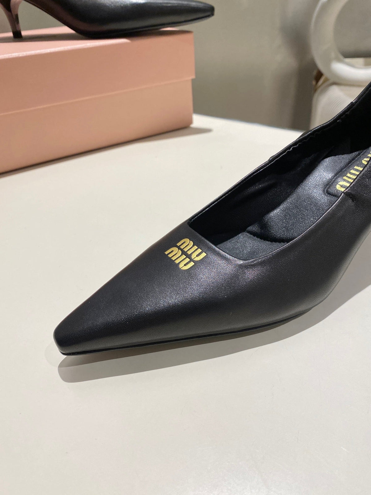 POINTED-TOE MID HEEL PUMPS IN BLACK SMOOTH LAMBSKIN