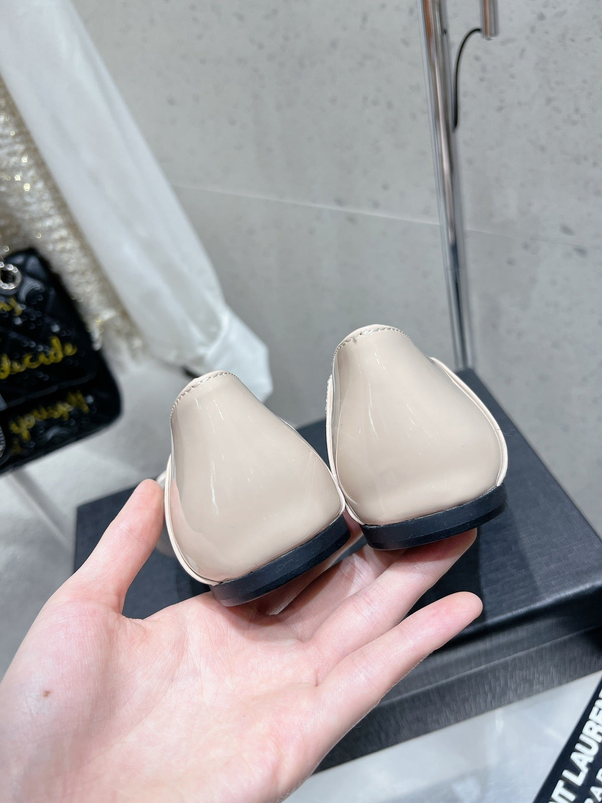 BALLERINA FLATS IN BEIGE CREAM PATENT CALFSKIN