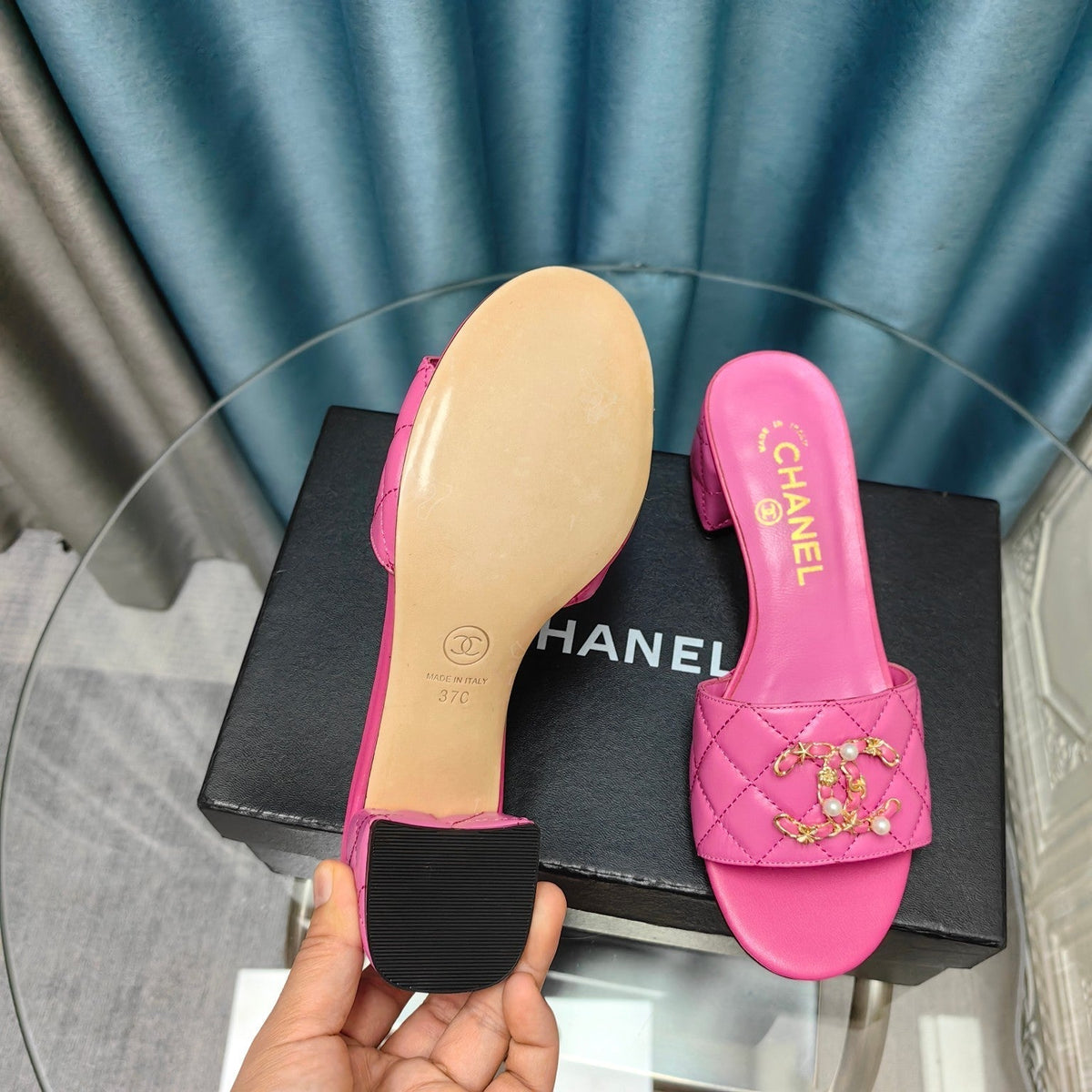 MULE SLIDE SANDAL IN BRIGHT PINK LAMBSKIN