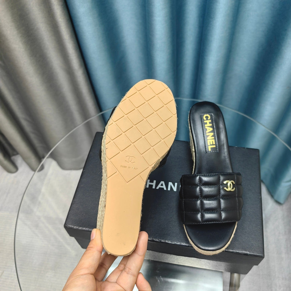WEDGE BLACK SHEEPSKIN