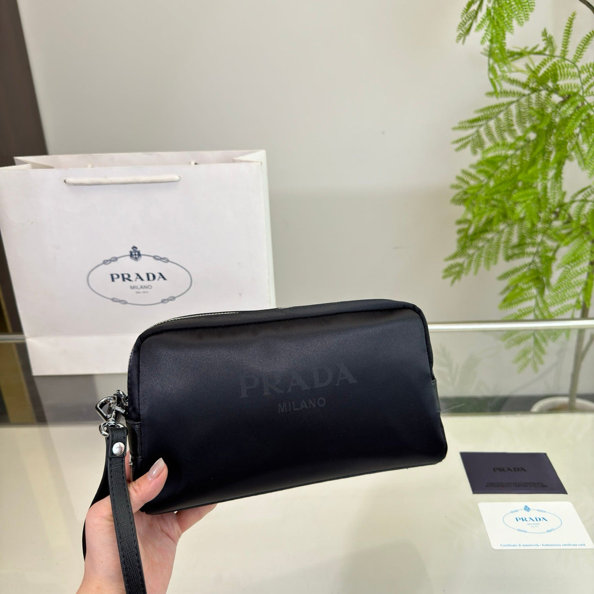 PRINTED LOGO CLUTCH 24 IN BLACK RE-NYLON