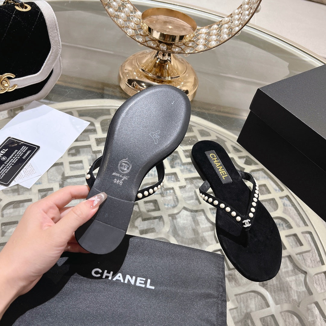 PEARL THONG SANDAL IN BLACK SUEDE