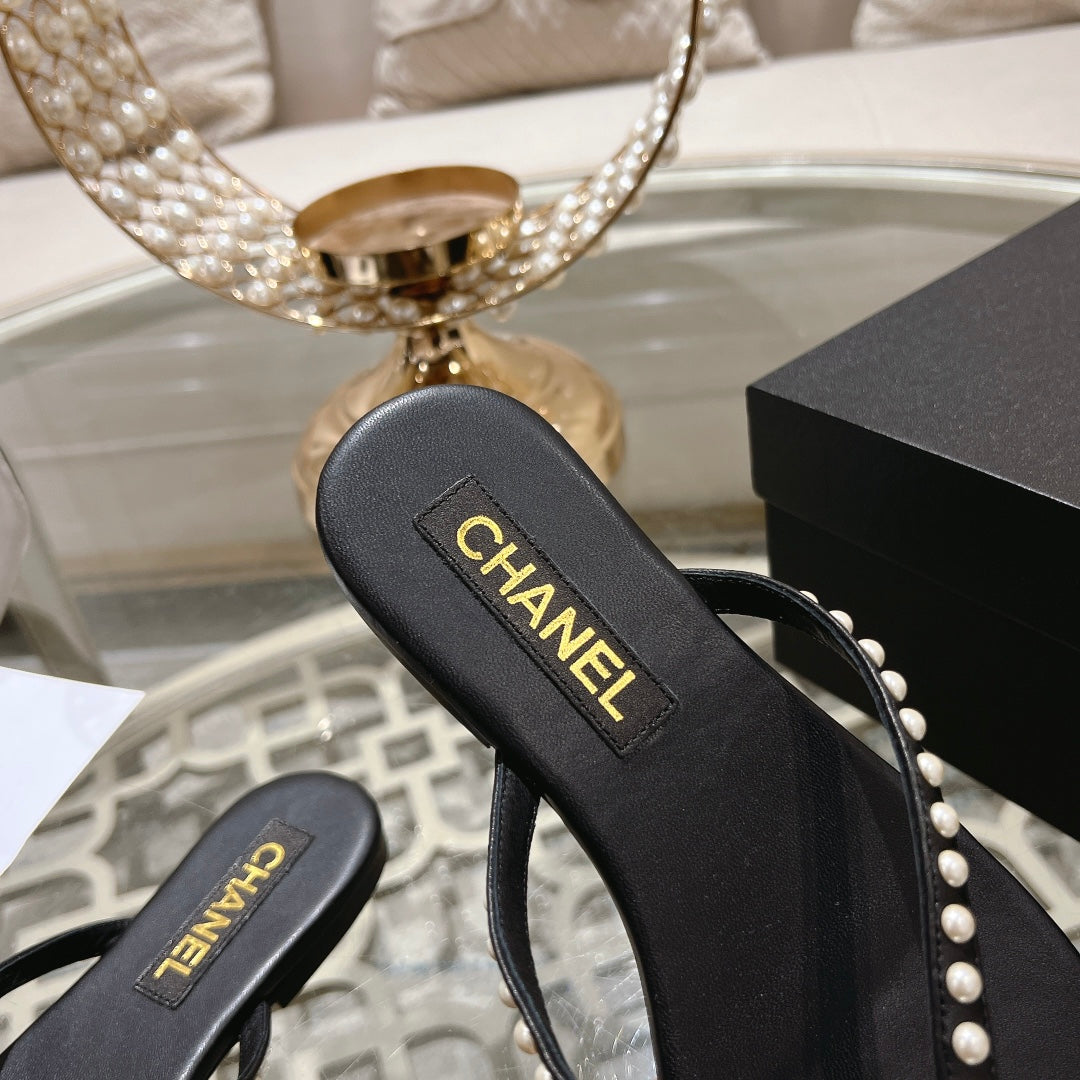 PEARL THONG SANDAL IN BLACK LAMBSKIN