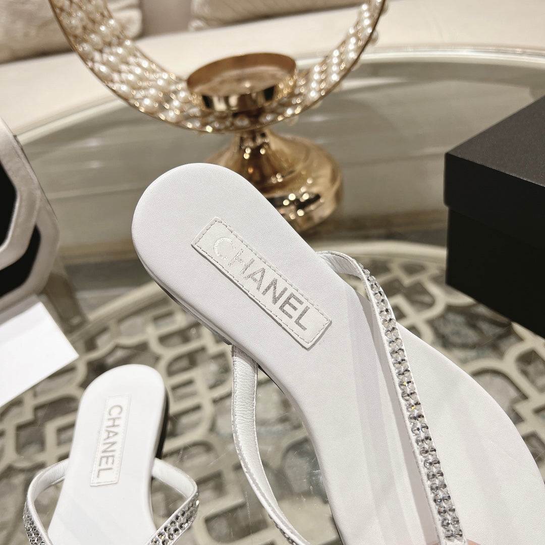 RHINESTONES THONG SANDAL IN WHITE LAMBSKIN