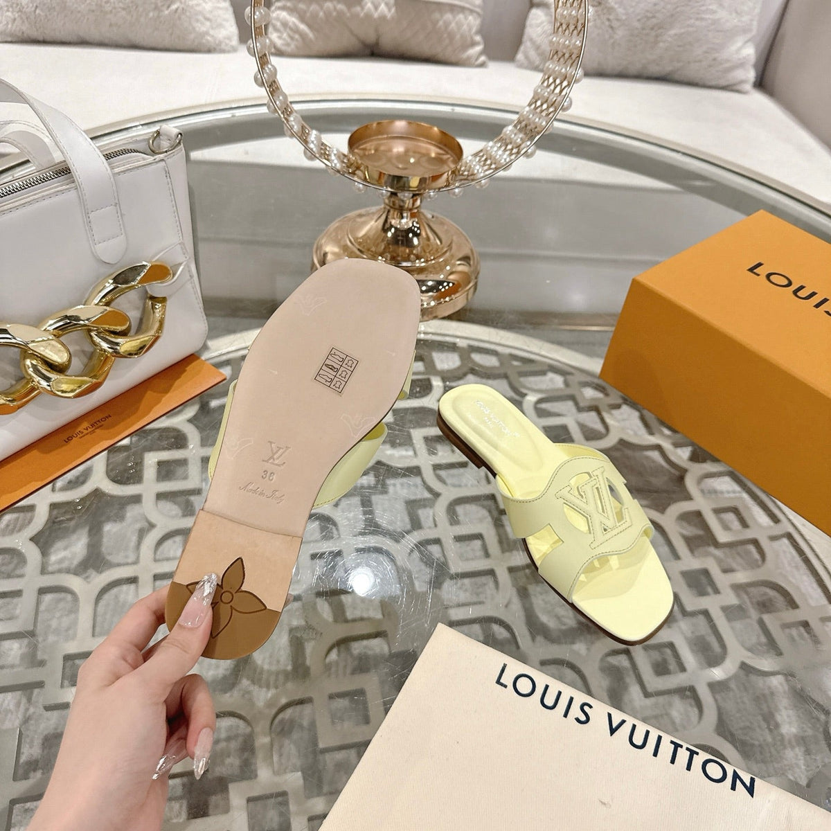 ISOLA FLAT SLIDE IN PALE YELLOW CALFSKIN
