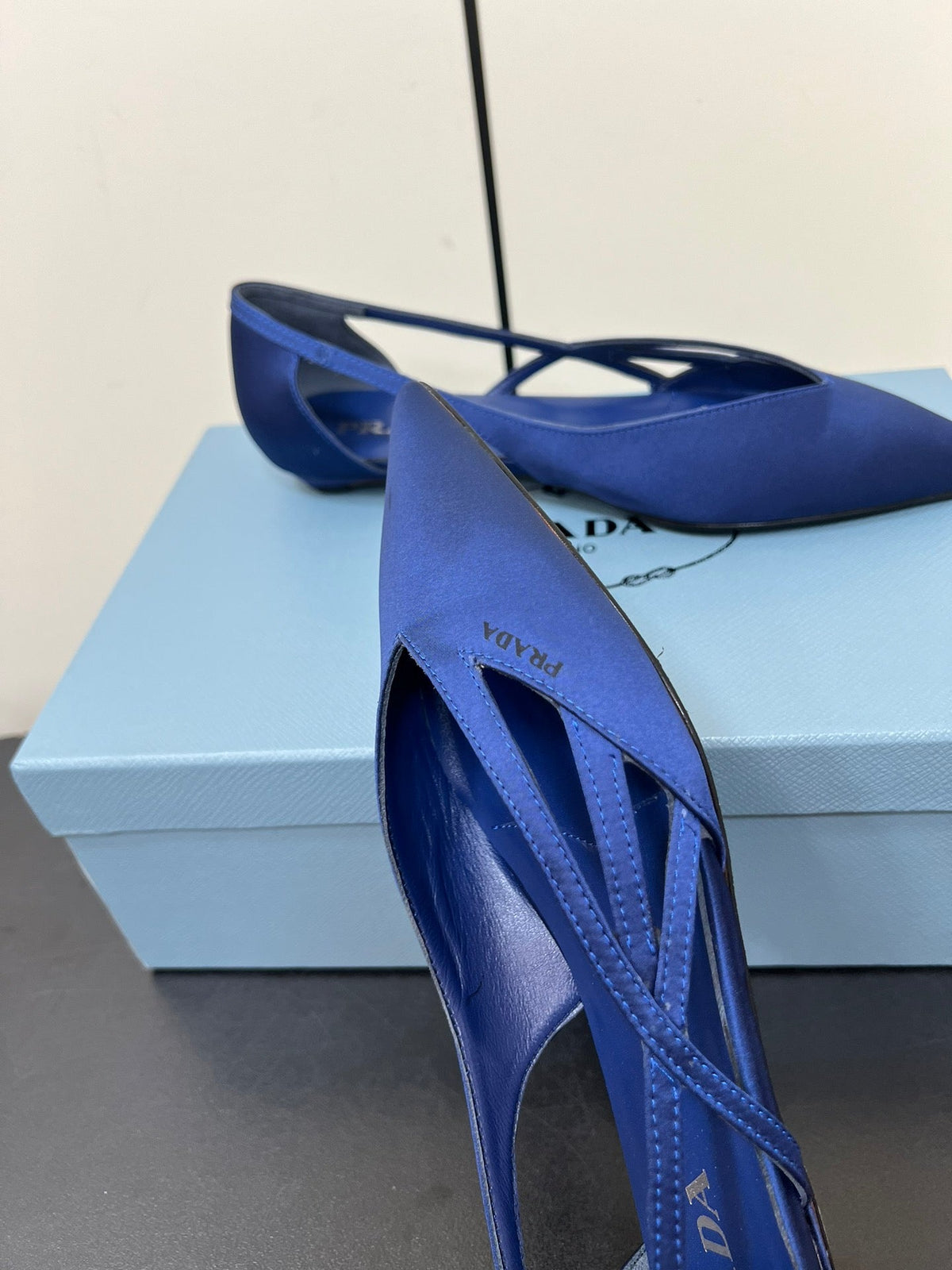 CUT-OUT BALLERINAS IN NAVY BLUE SATIN