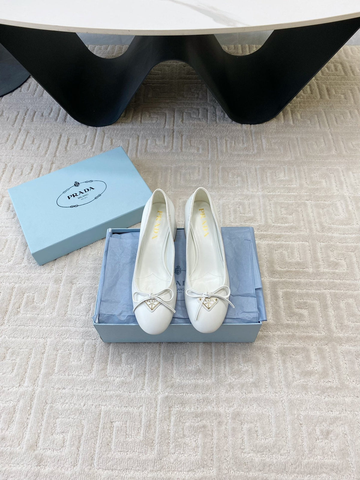 BALLERINA PUMPS WITH TRIANGLE LOGO AND BOW IN WHITE CALFSKIN