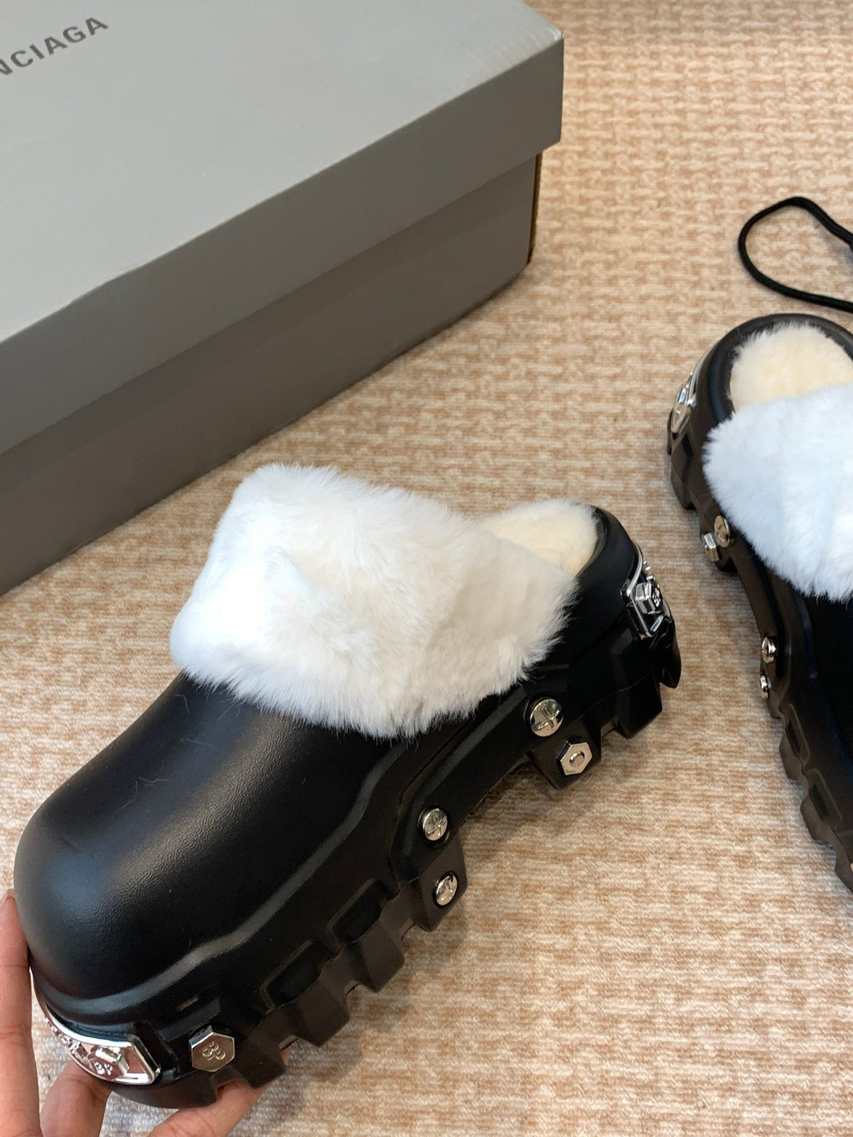 PLATFORM MULES IN BLACK RUBBER MIX RABBIT FUR SILVER HARDWARE