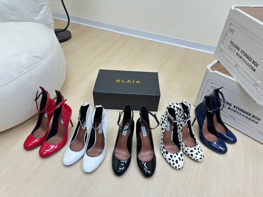 DECOLLETE PUMPS IN WHITE PATENT CALFSKIN
