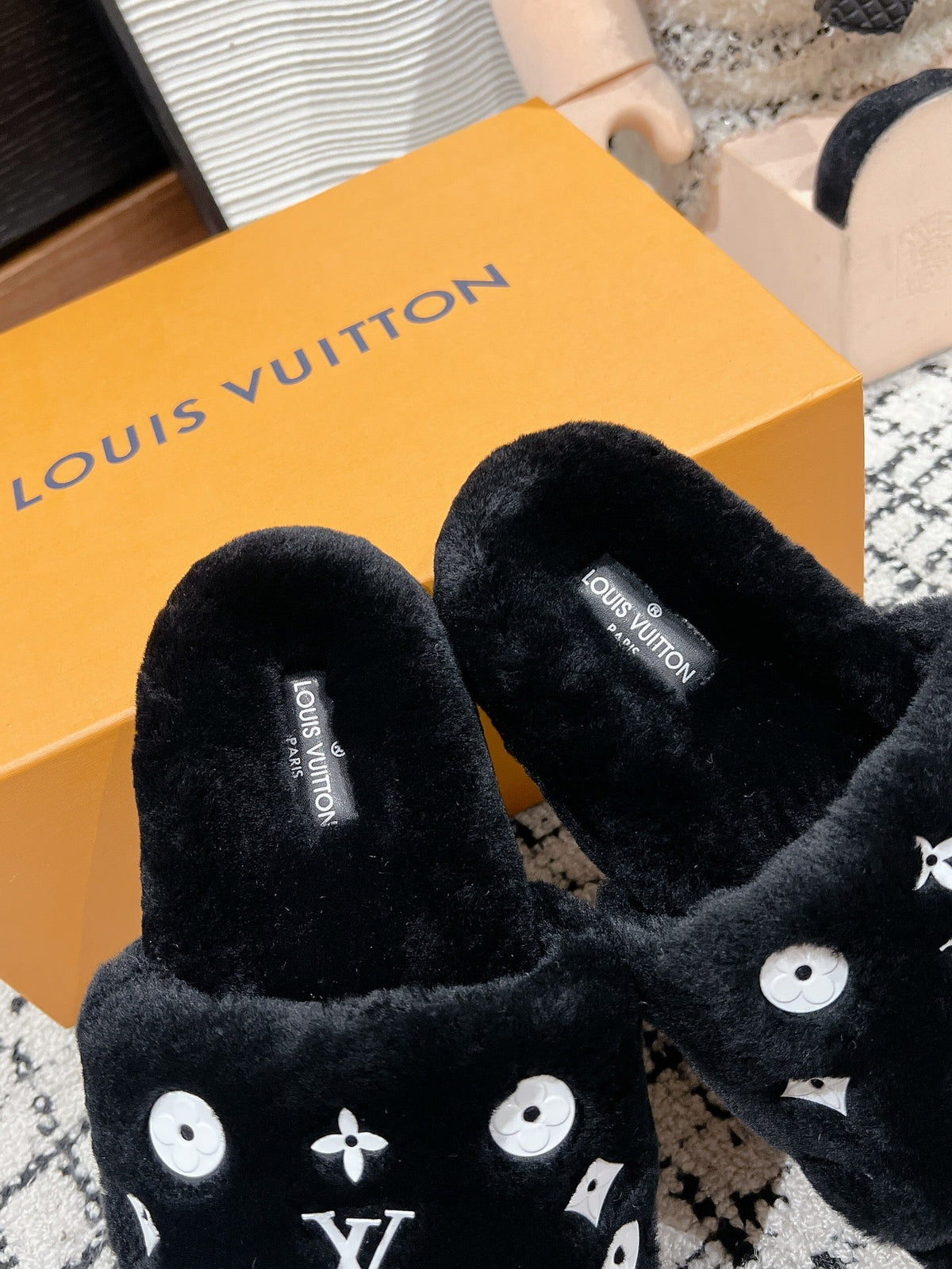 SLIPPER IN BLACK WOOL