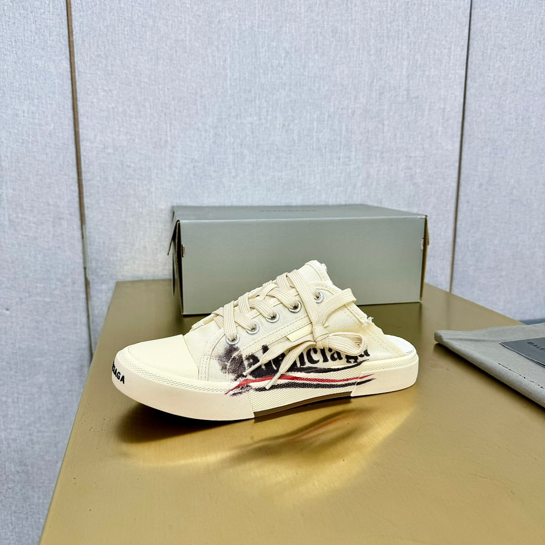 SNEAKER MULES IN WHITE CANVAS GRAFFITI LOGO