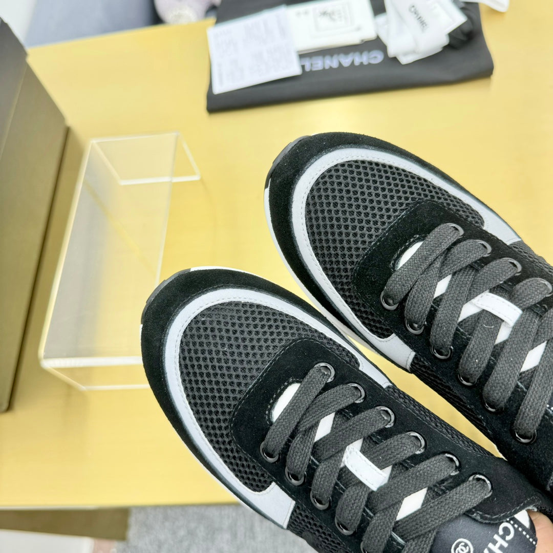 CLASSIC TRAINER IN BLACK MERCERIZED VELVET