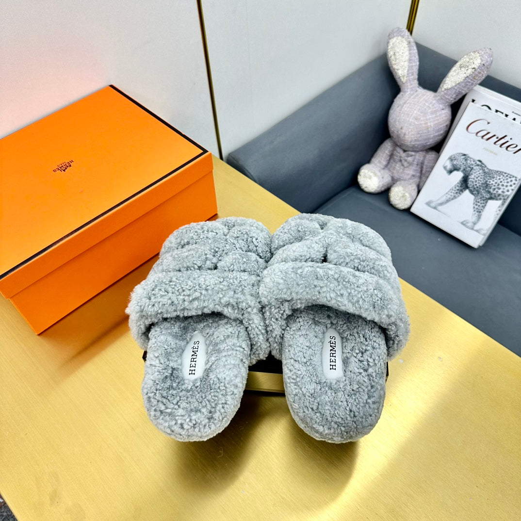CHYPRE SANDAL IN CLOUD GRAY SHEARLING