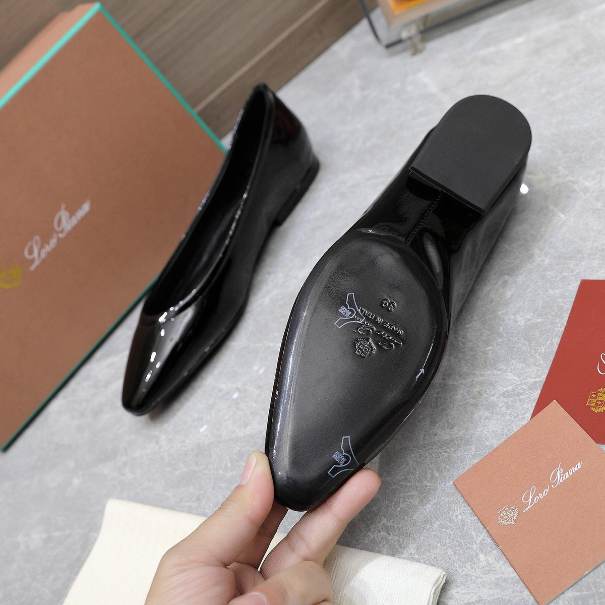 CLASSIC BALLET SHOES IN BLACK GLOSSY LEATHER