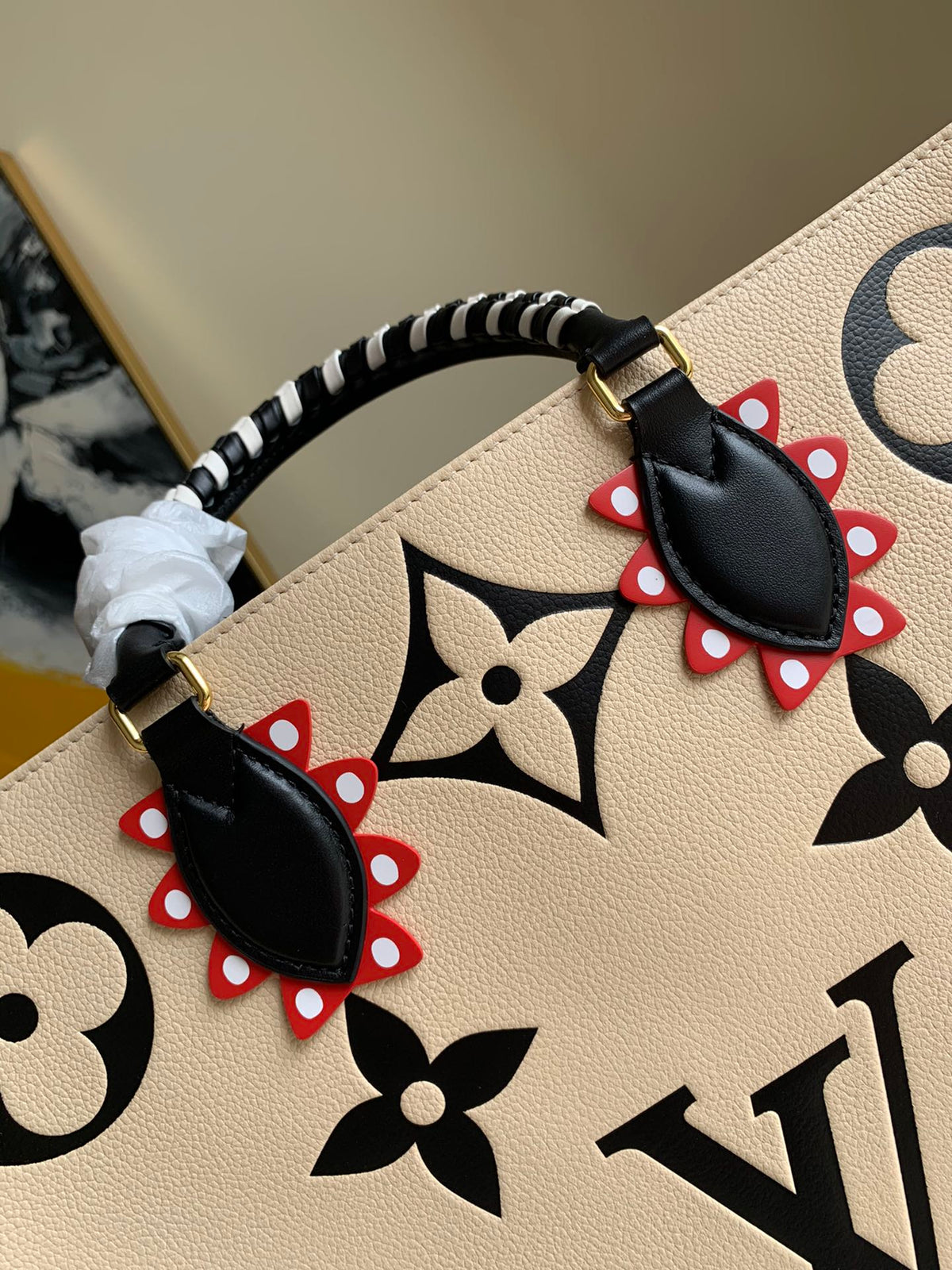 CRAFTY ONTHEGO GM 41 CREME BLACK MONOGRAM GIANT CANVAS