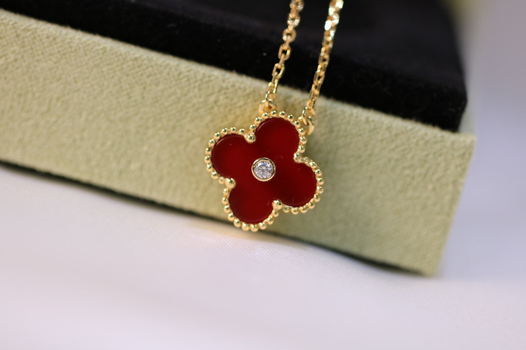CLOVER NECKLACE GOLD DIAMOND CARNELIAN