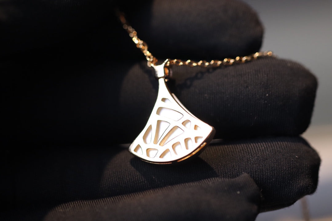 DREAM NECKLACE WHITE MOP 1 DIAMOND