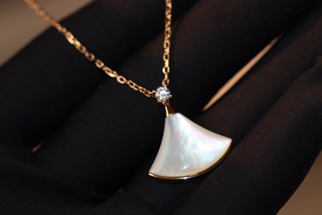 DREAM NECKLACE WHITE MOP 1 DIAMOND