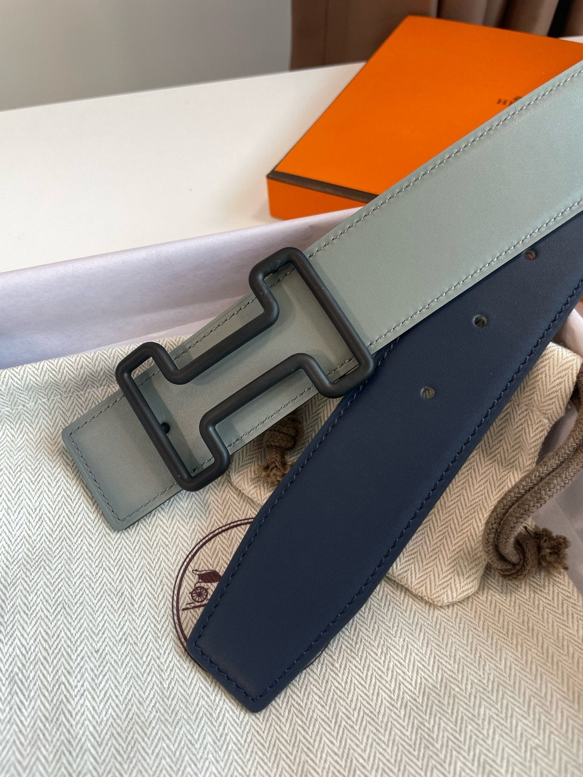 H TONIGHT BELT 38MM BLACK BUCKLE DARK BLUE GREY LEATHER