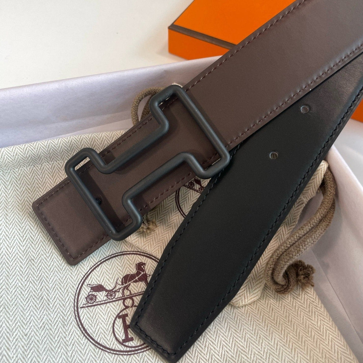 H TONIGHT BELT 38MM BLACK BUCKLE BLACK ETOUPE LEATHER