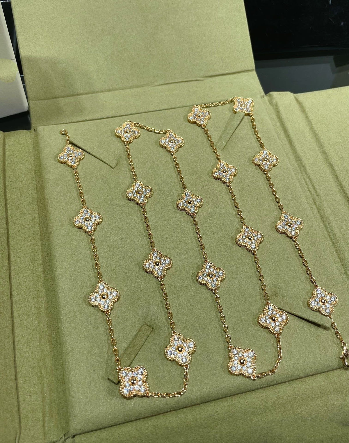 CLOVER 20 MOTIF DIAMOND NECKLACE
