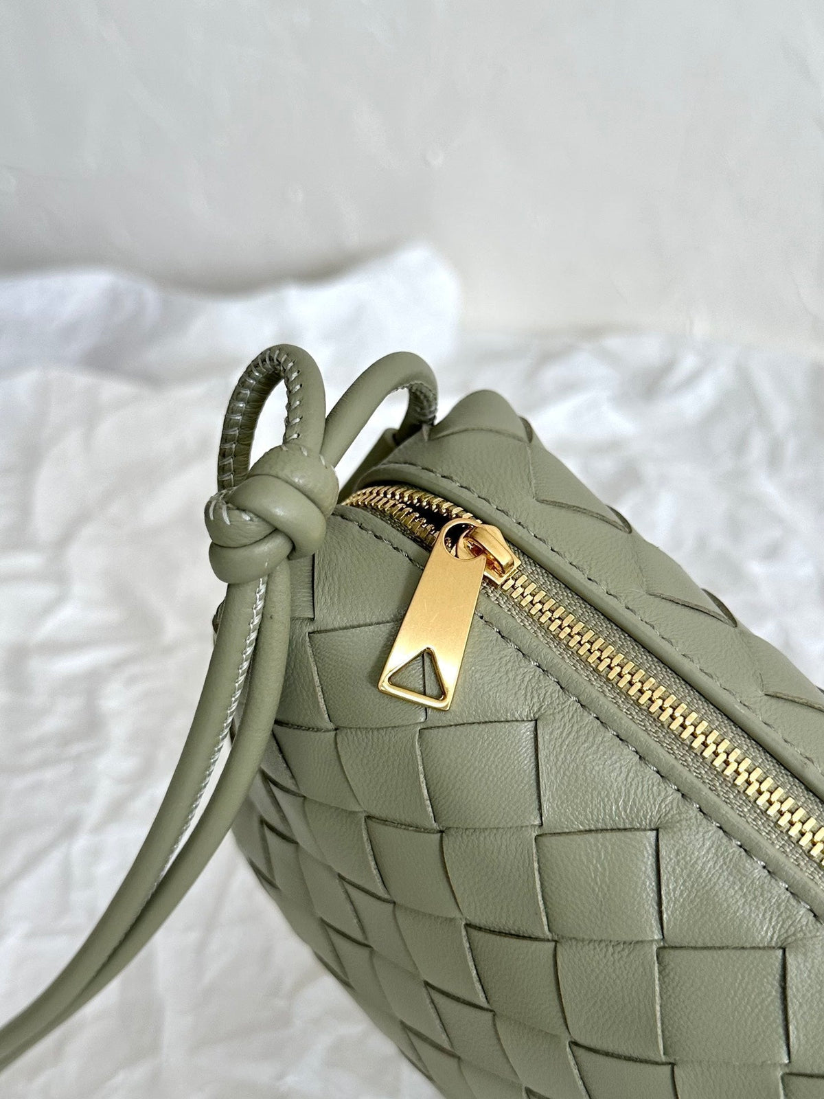 BV LOOP MINI 17CM KHAKI CALFSKIN