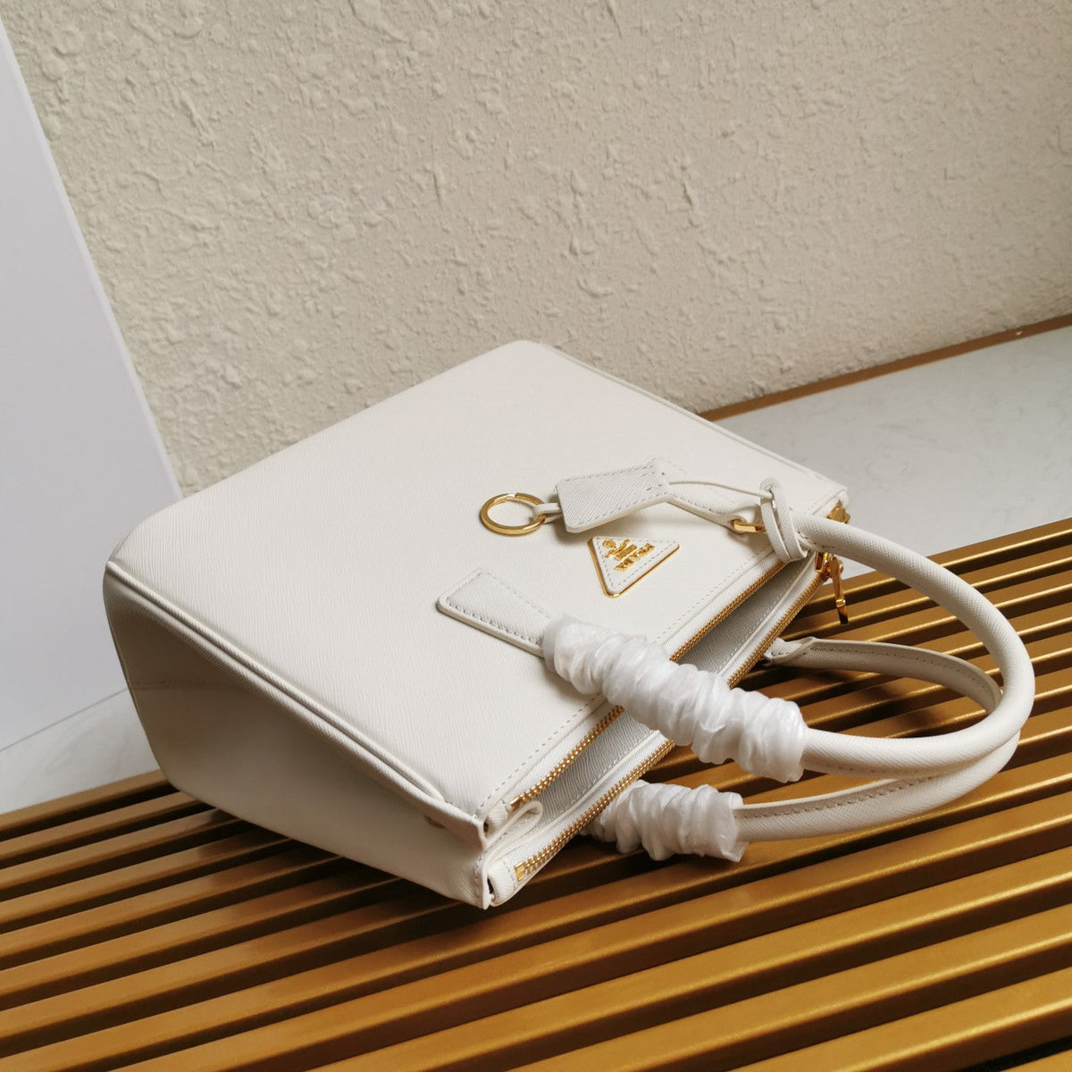 MEDIUM GALLERIA 28 WHITE SAFFIANO LEATHER
