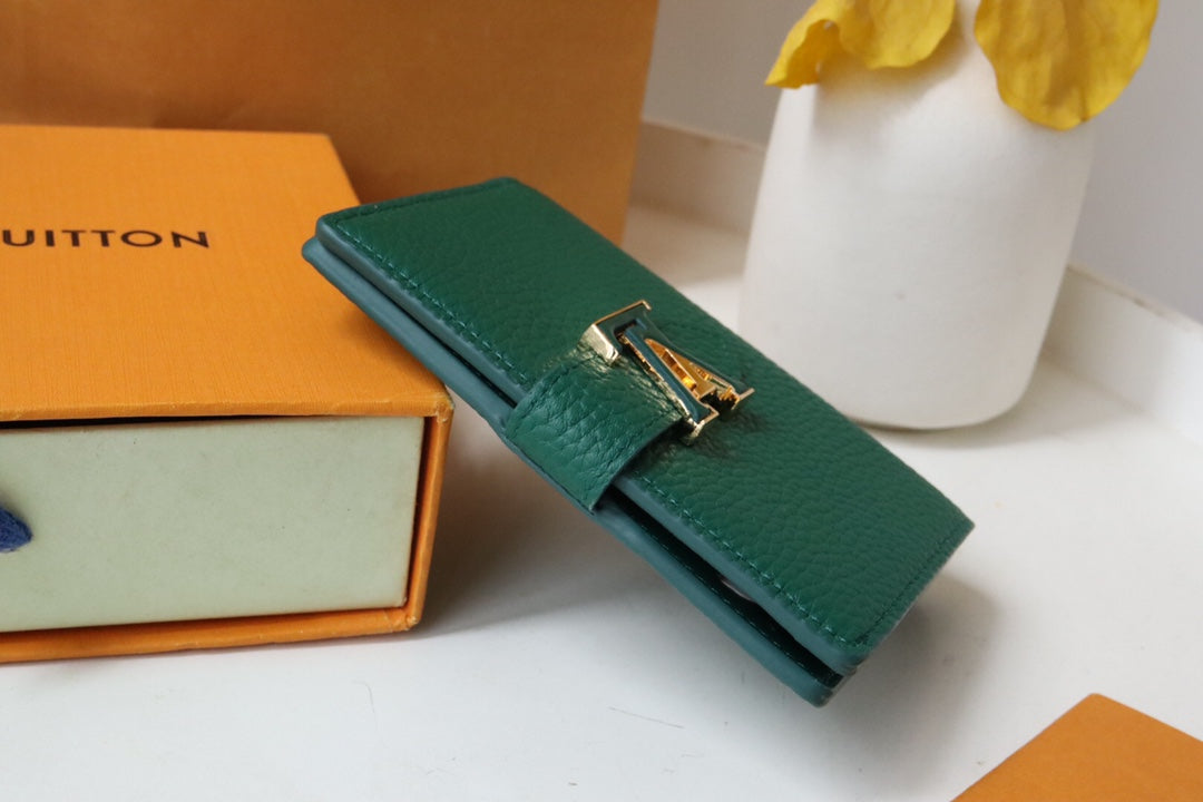 VERTICAL COMPACT WALLET GREEN CAPUCINES