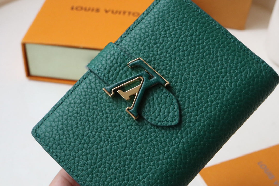 VERTICAL COMPACT WALLET GREEN CAPUCINES