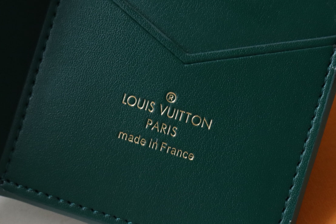VERTICAL COMPACT WALLET GREEN CAPUCINES