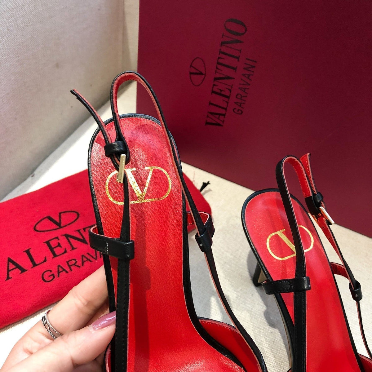 VLOGO SIGNATURE BLACK CALFSKIN HIGH SLINGBACK PUMP 7 CM WITH GOLD LOGO