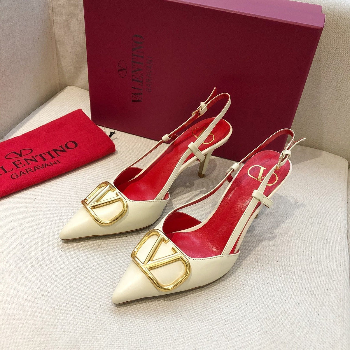 VLOGO SIGNATURE WHITE CALFSKIN HIGH SLINGBACK PUMP 7 CM WITH GOLD LOGO