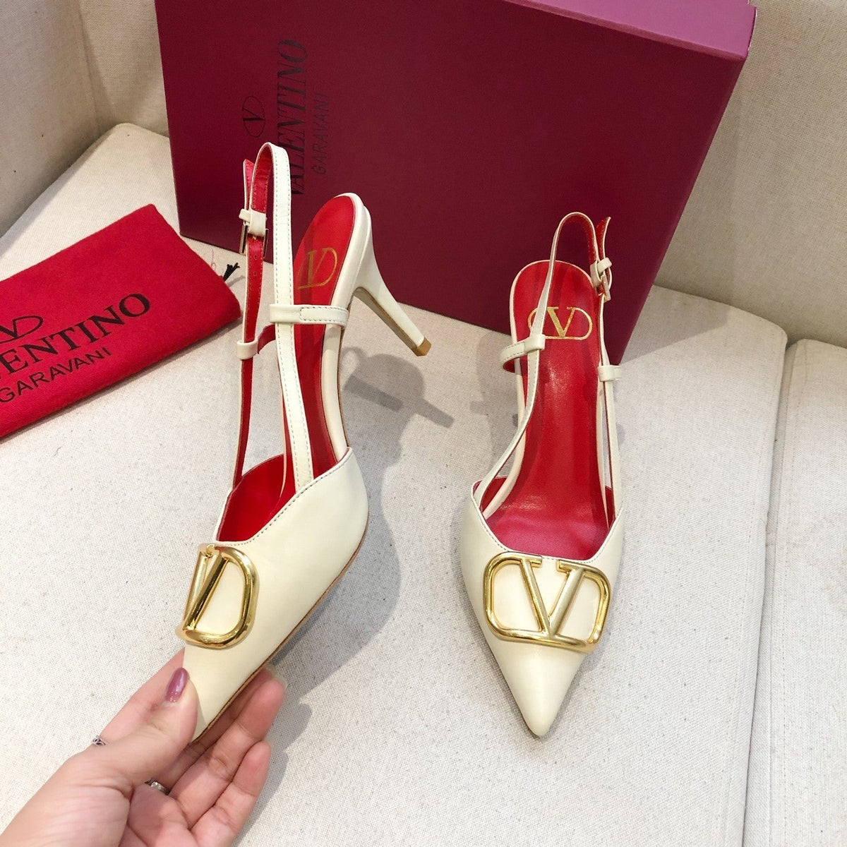 VLOGO SIGNATURE WHITE CALFSKIN HIGH SLINGBACK PUMP 7 CM WITH GOLD LOGO