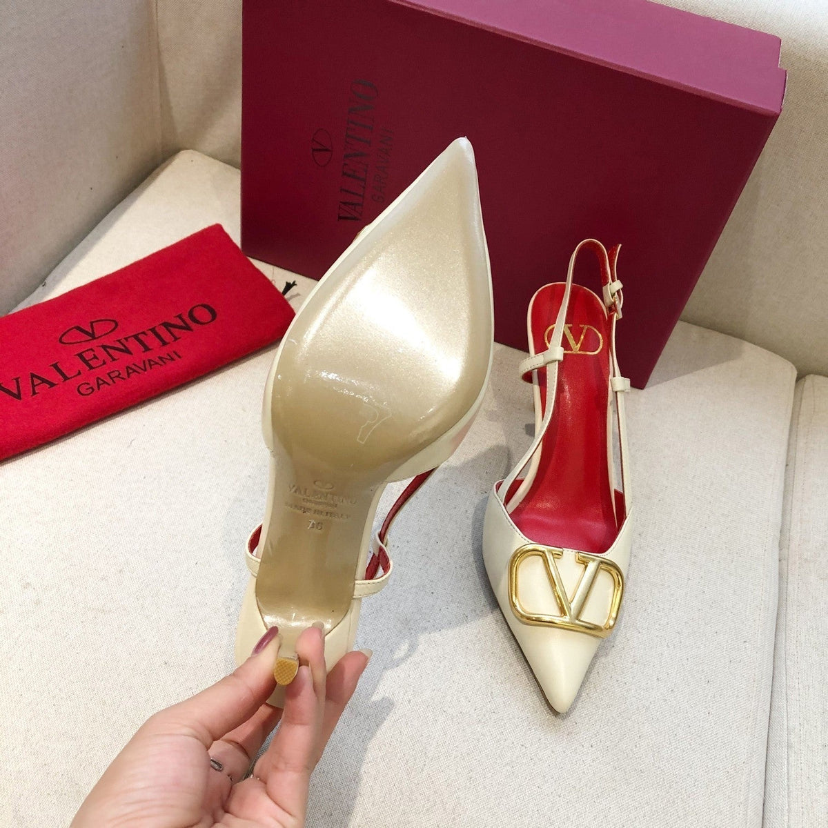VLOGO SIGNATURE WHITE CALFSKIN HIGH SLINGBACK PUMP 7 CM WITH GOLD LOGO